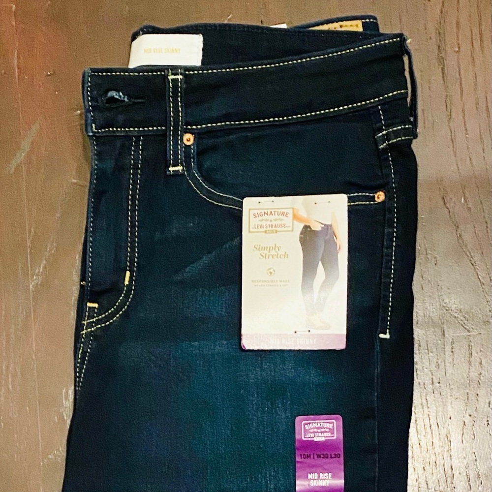 Levis Mid Rise Dark Skinny Jeans - Size 10M NEW!!